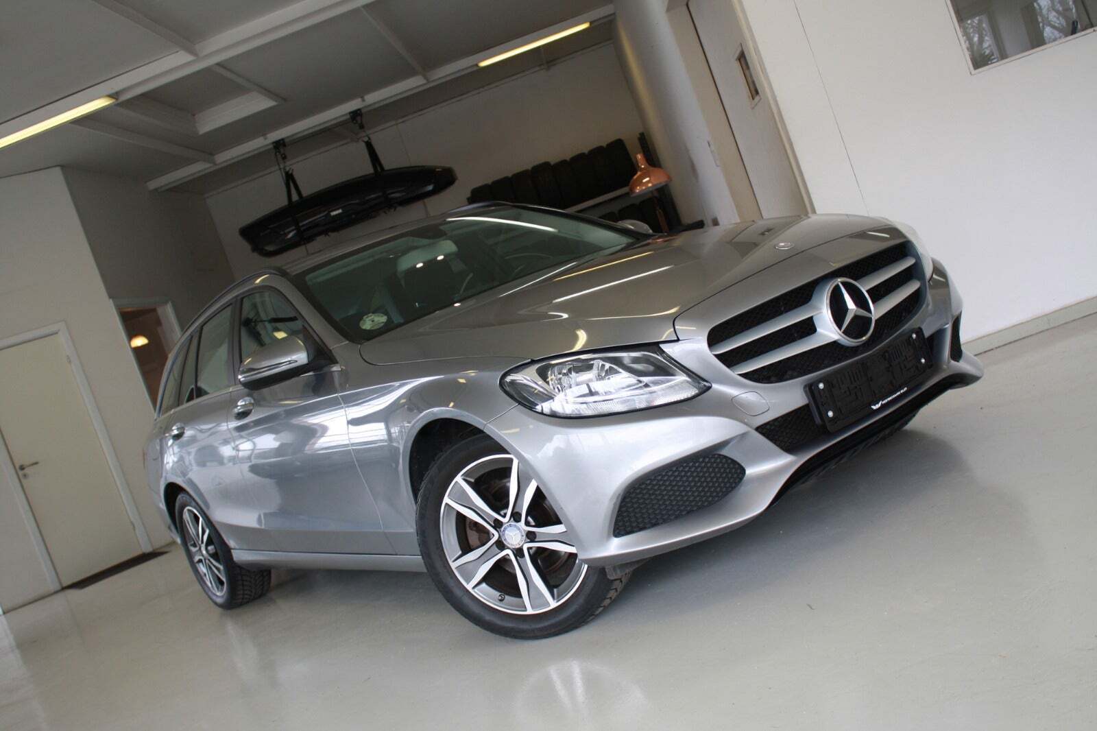 Grå Mercedes C200 fra 2016