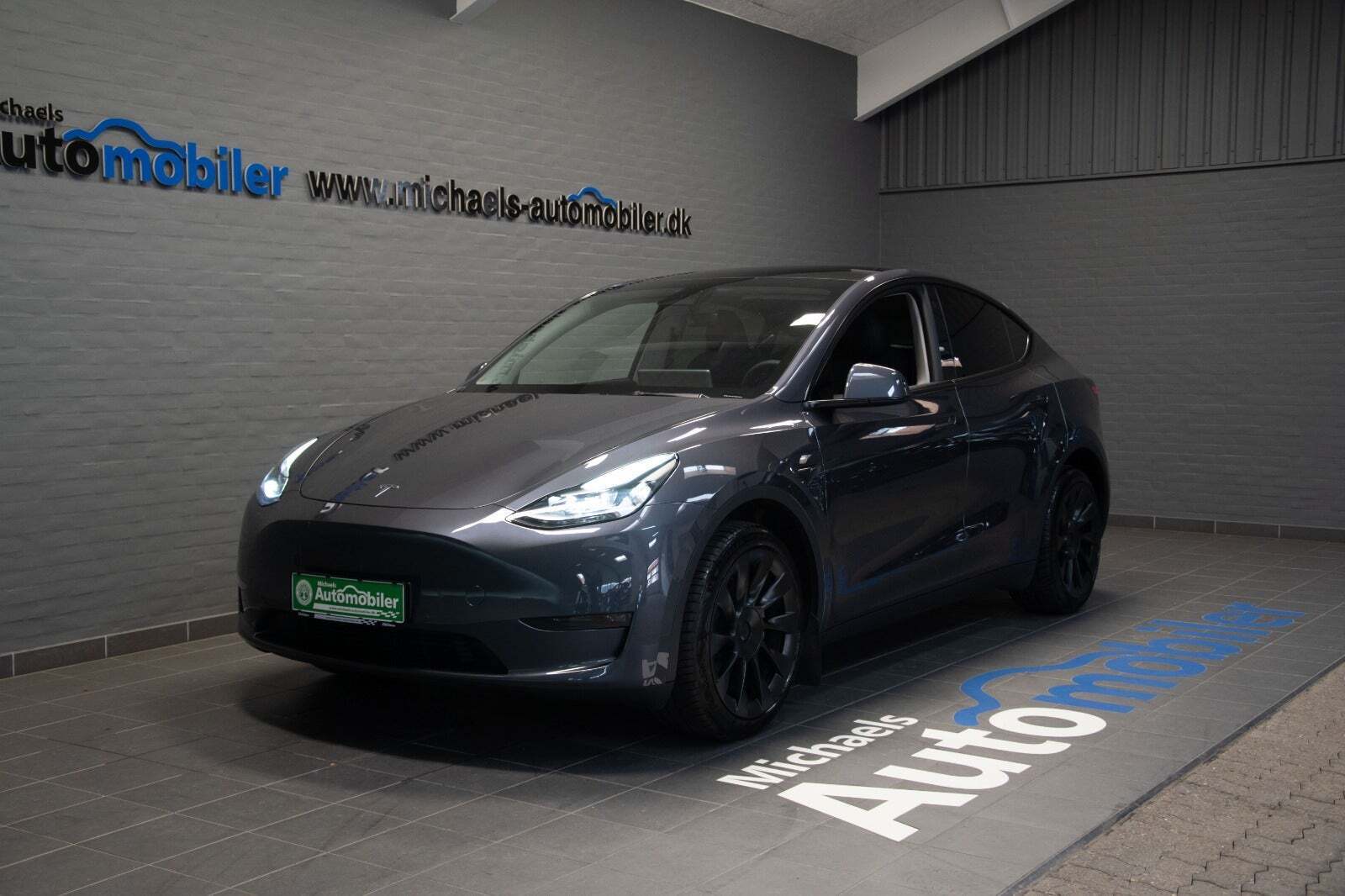 Grå Tesla Model Y fra 2022