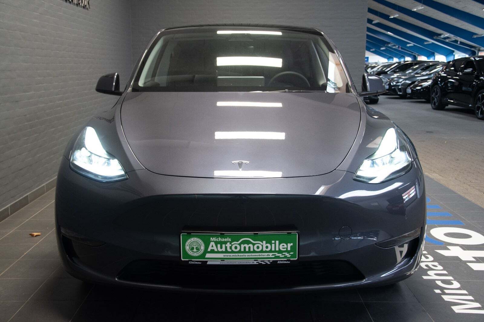 Grå Tesla Model Y fra 2022
