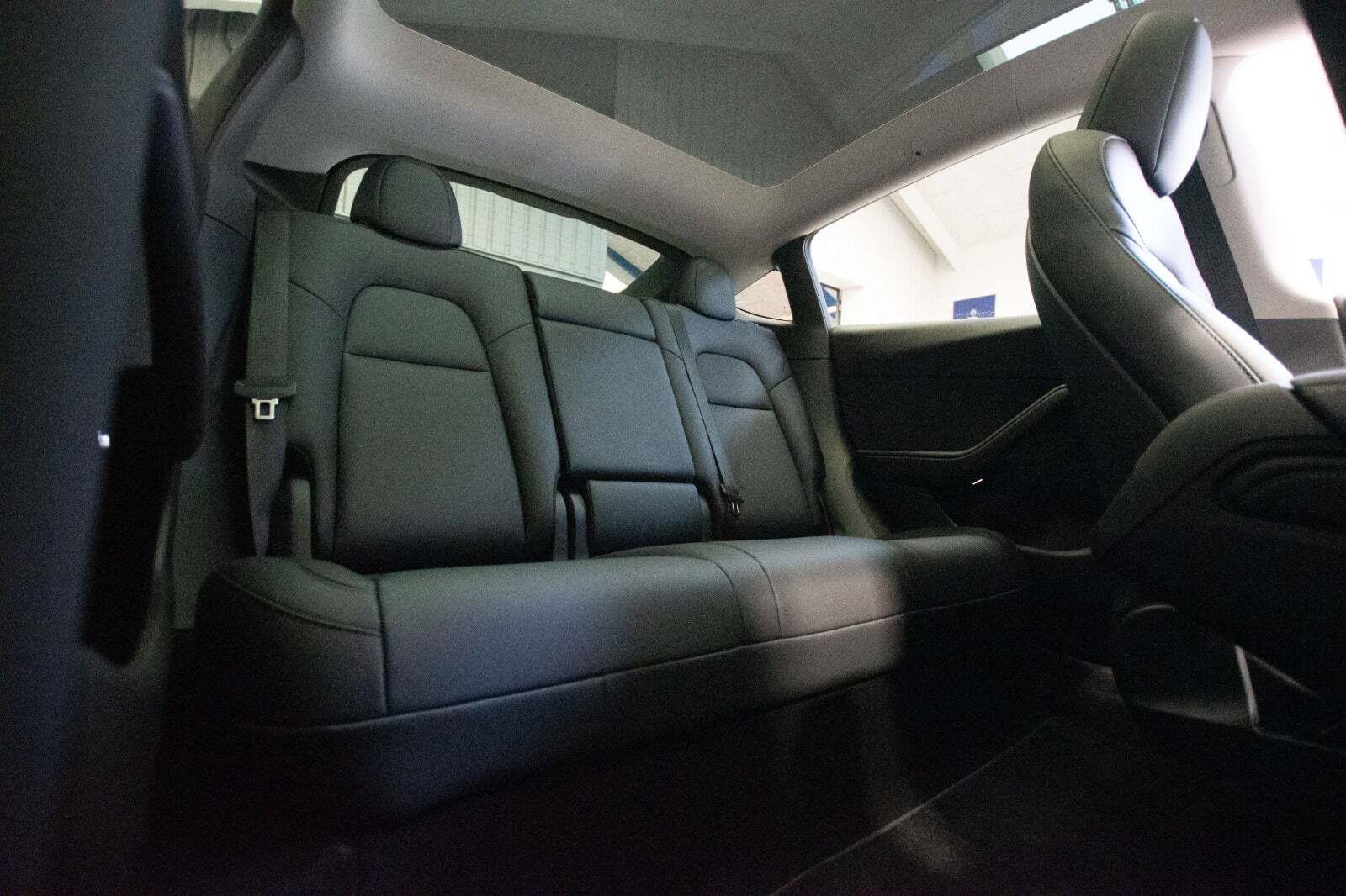 Grå Tesla Model Y fra 2022