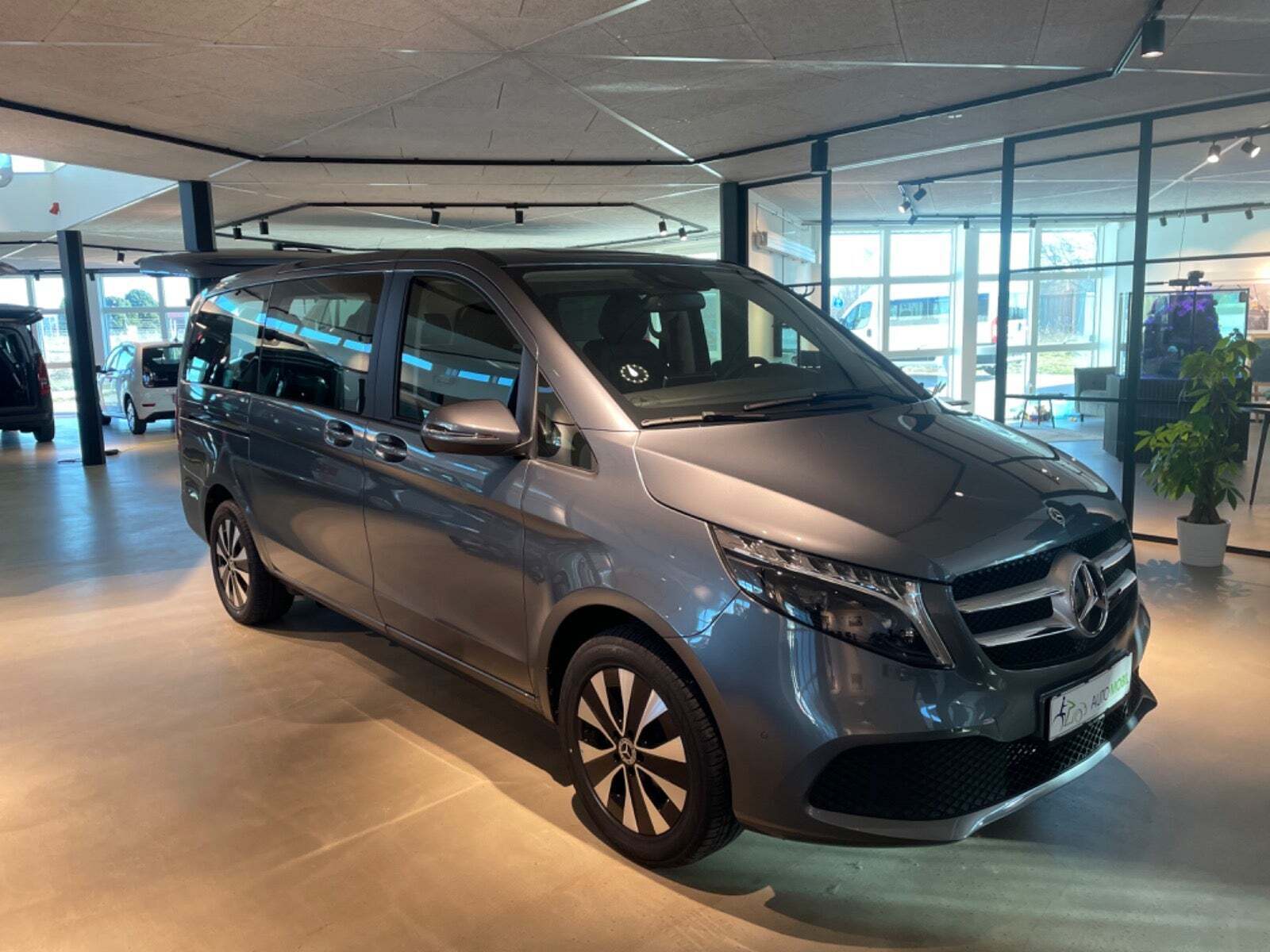 Grå Mercedes V220 d fra 2023