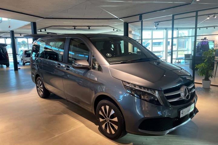 Grå Mercedes V220 d fra 2023