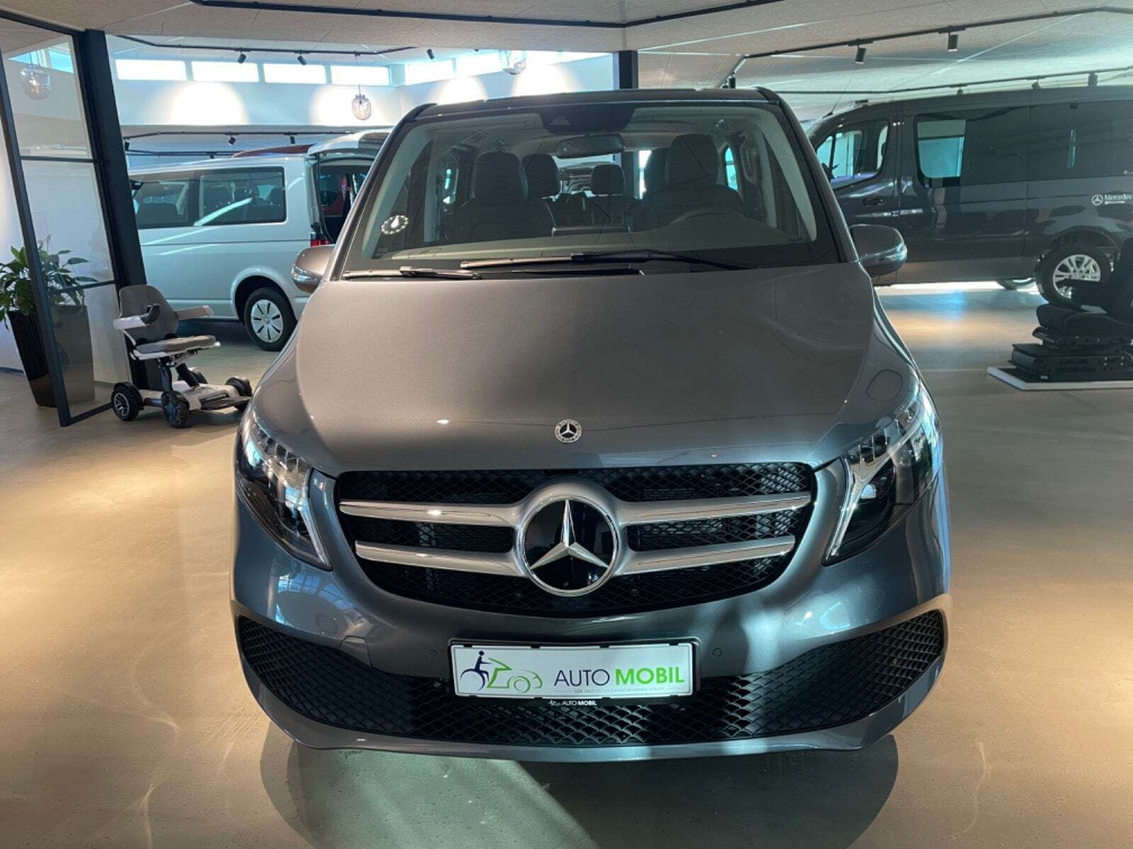 Grå Mercedes V220 d fra 2023