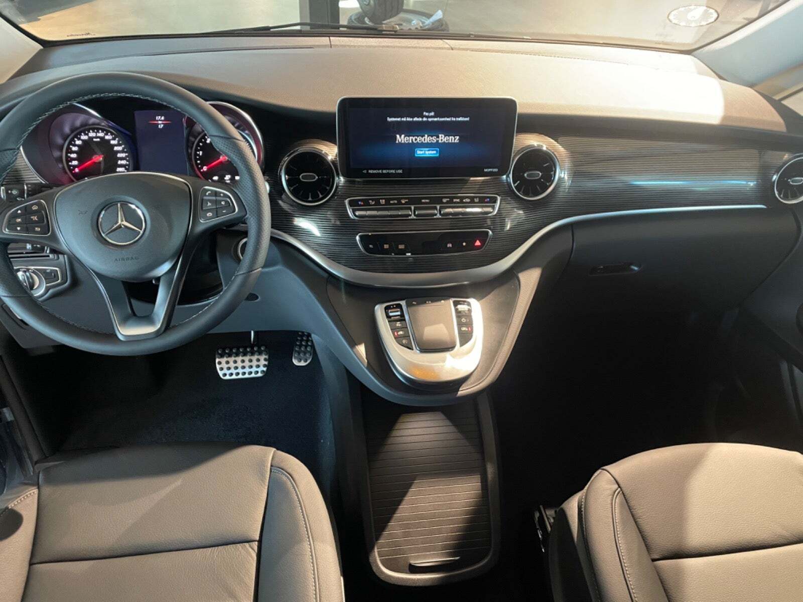 Grå Mercedes V220 d fra 2023