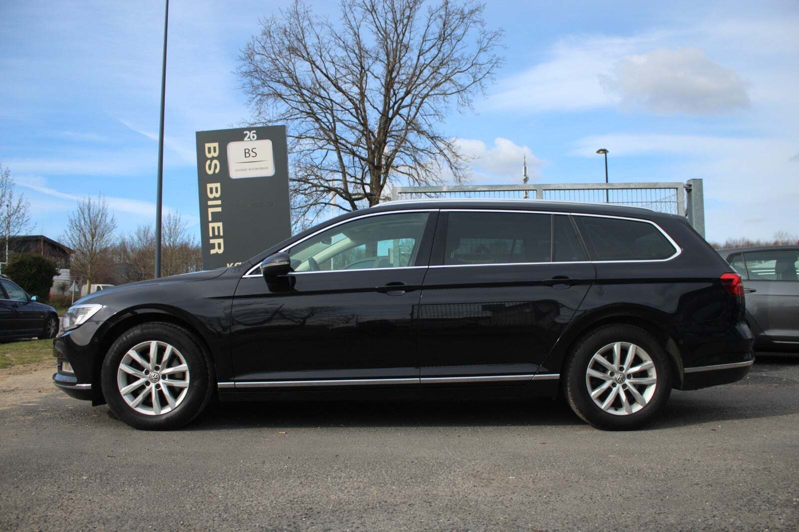 Grå VW Passat fra 2017