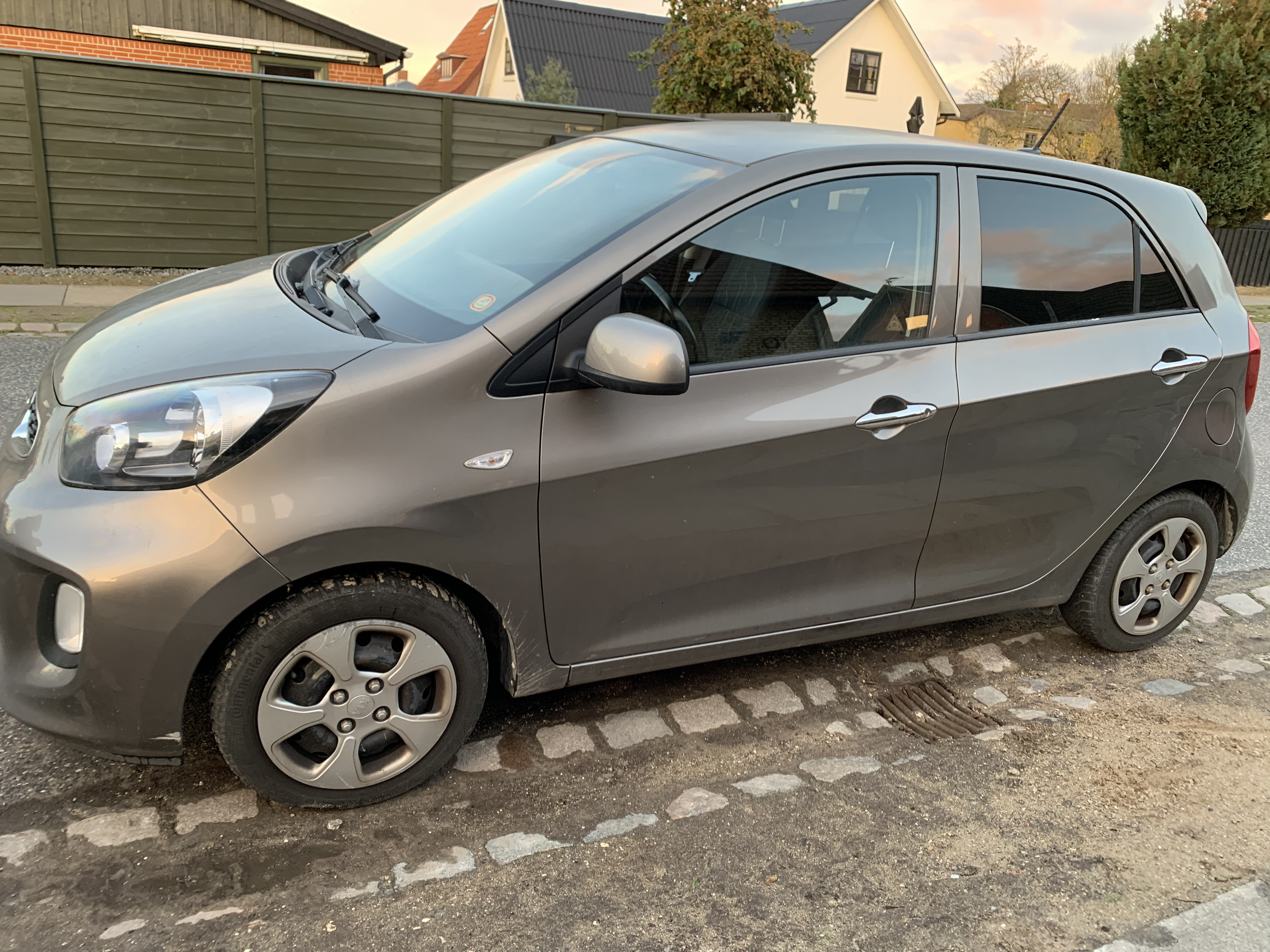 Grå Kia Picanto fra 2016