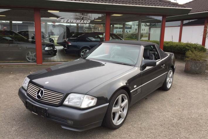 Sort Mercedes SL320 fra 1995 set udefra