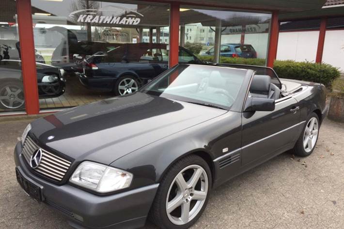 Sort Mercedes SL320 fra 1995 set udefra