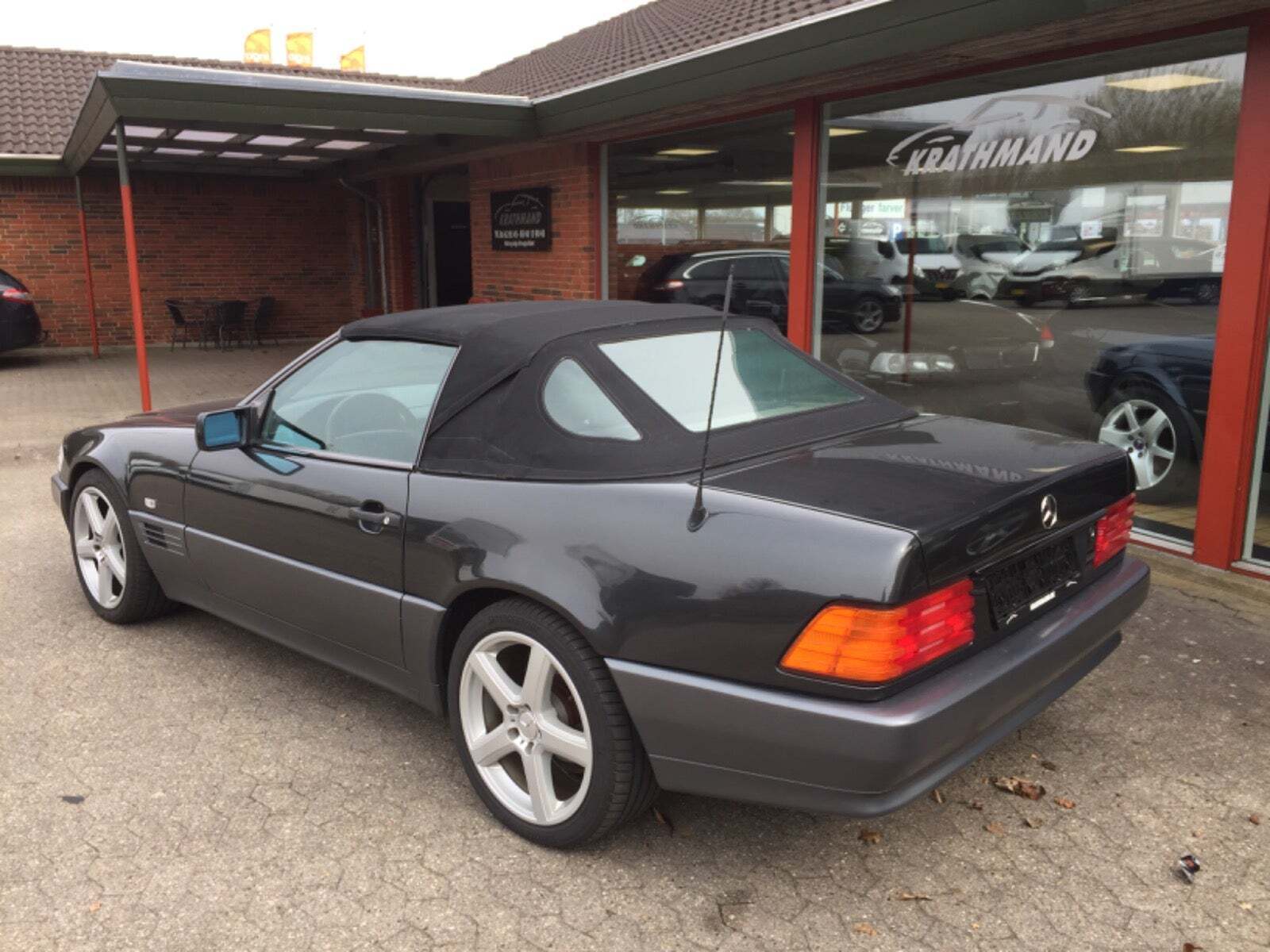 Sort Mercedes SL320 fra 1995 set udefra