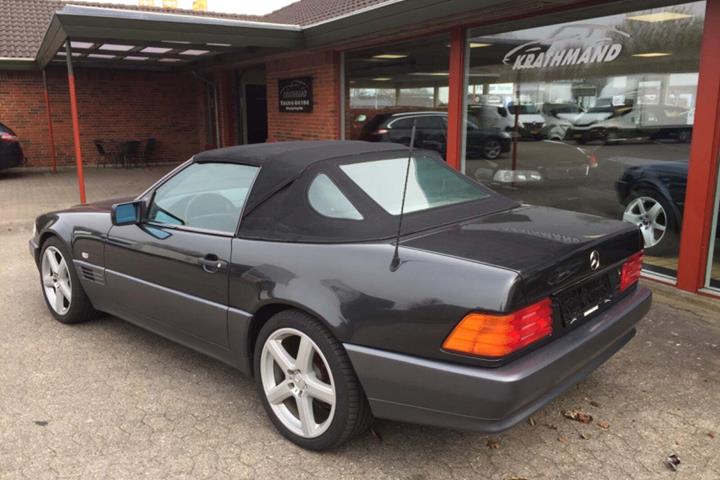Sort Mercedes SL320 fra 1995 set udefra