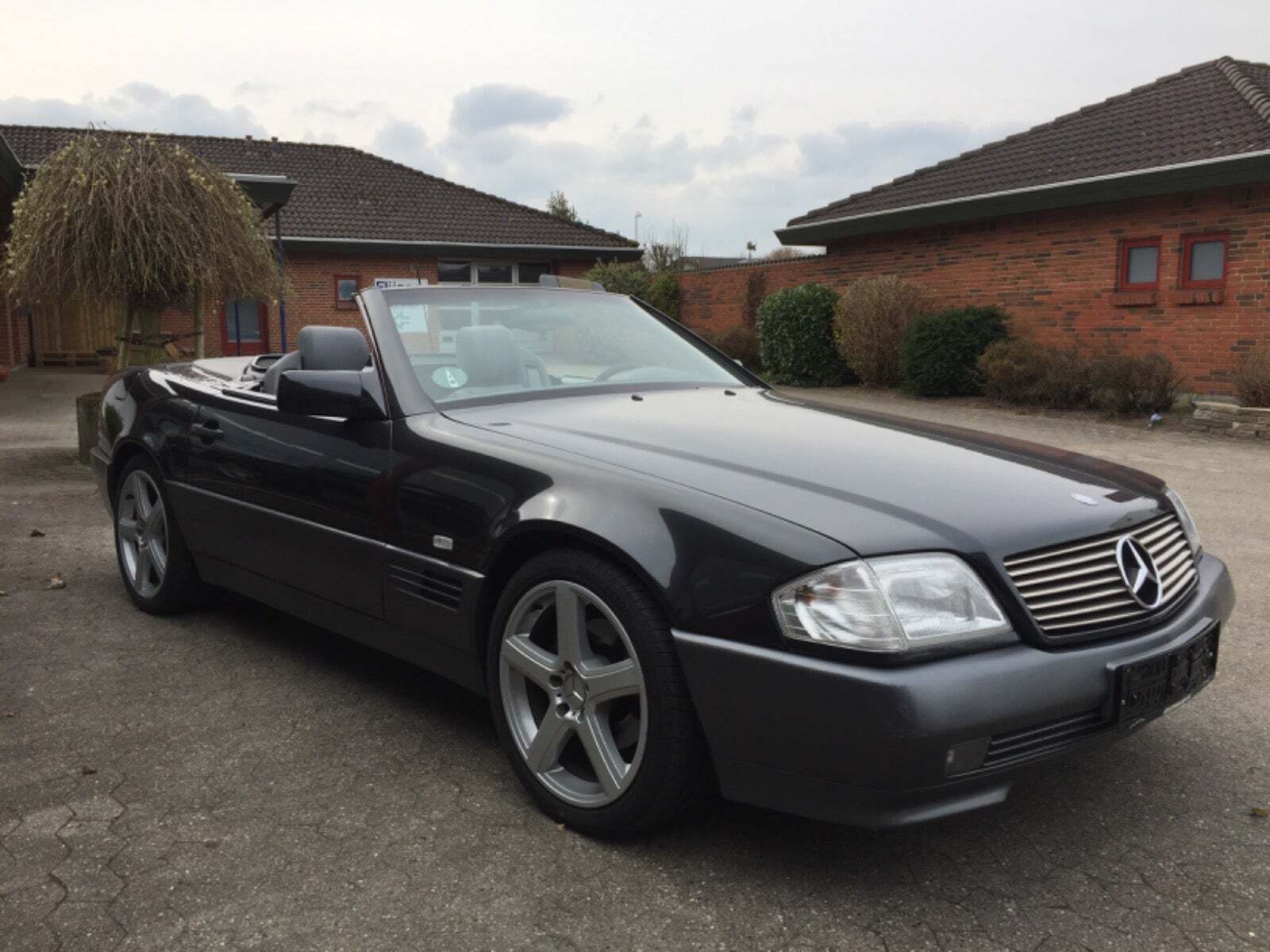 Sort Mercedes SL320 fra 1995 set udefra