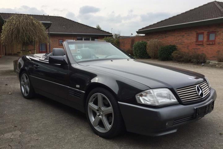 Sort Mercedes SL320 fra 1995 set udefra
