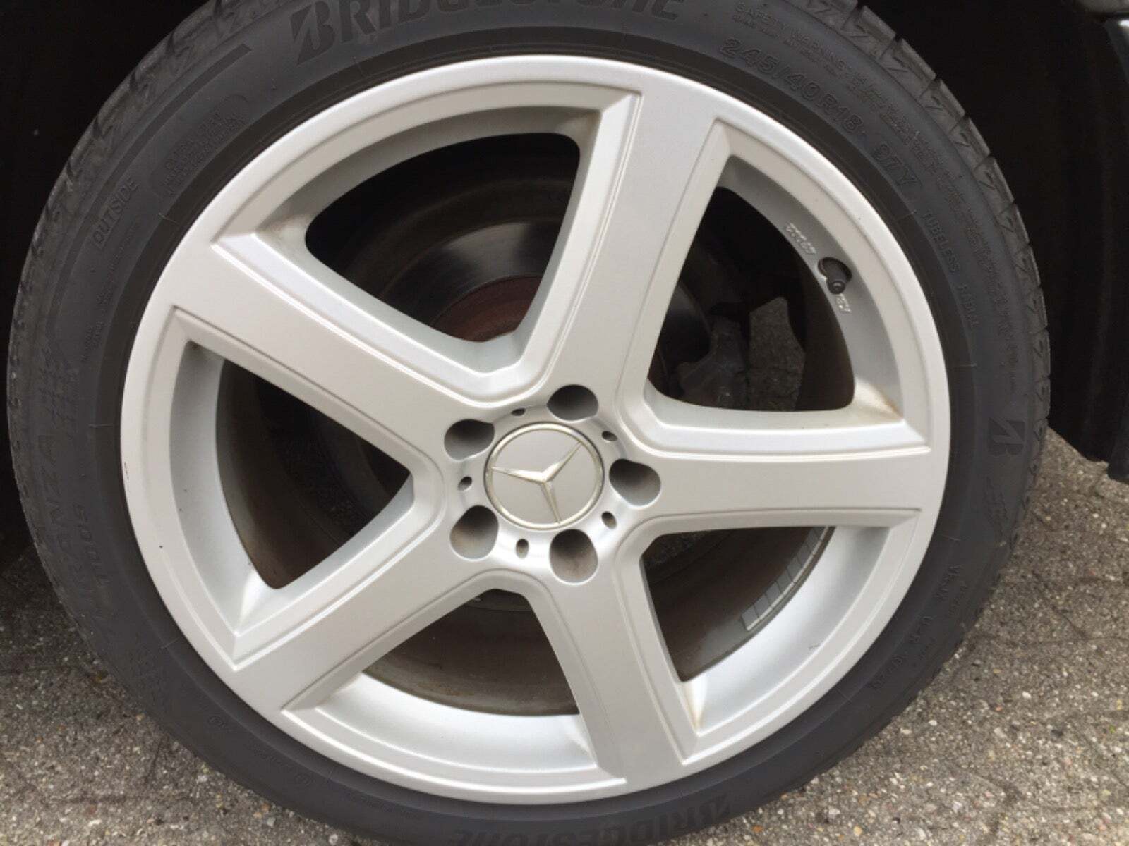 Sort Mercedes SL320 fra 1995 set udefra