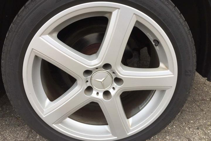 Sort Mercedes SL320 fra 1995 set udefra