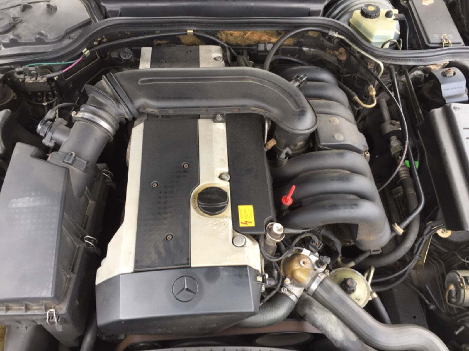 Sort Mercedes SL320 fra 1995 set udefra