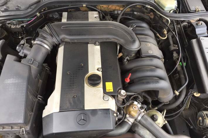 Sort Mercedes SL320 fra 1995 set udefra