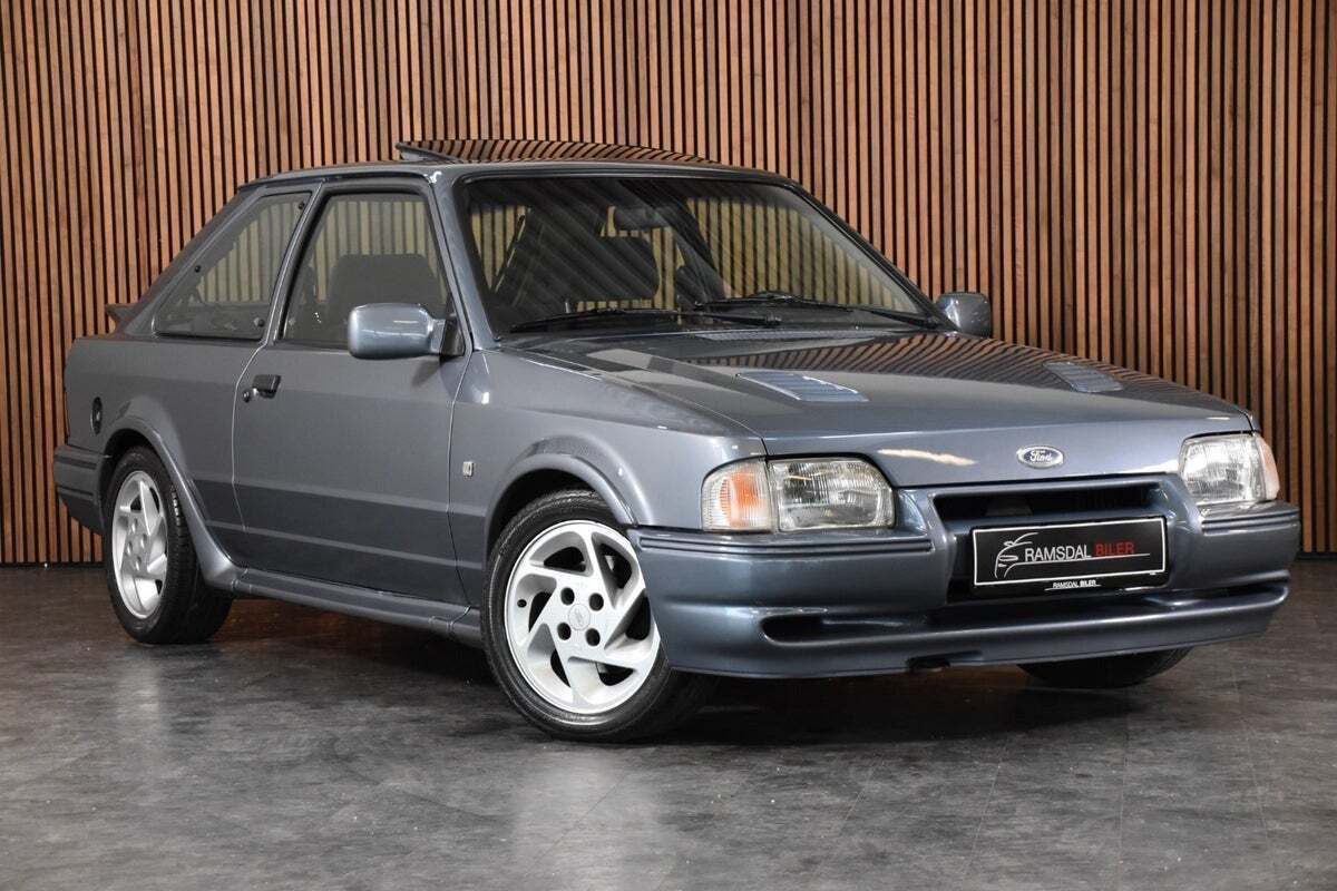 Grå Ford Escort fra 1987
