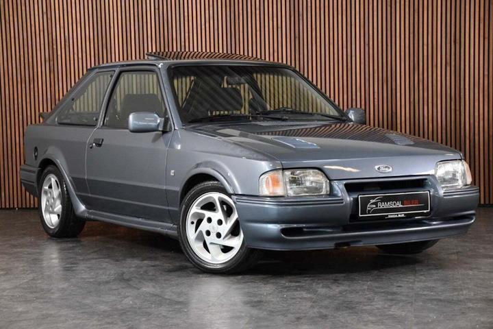 Grå Ford Escort fra 1987
