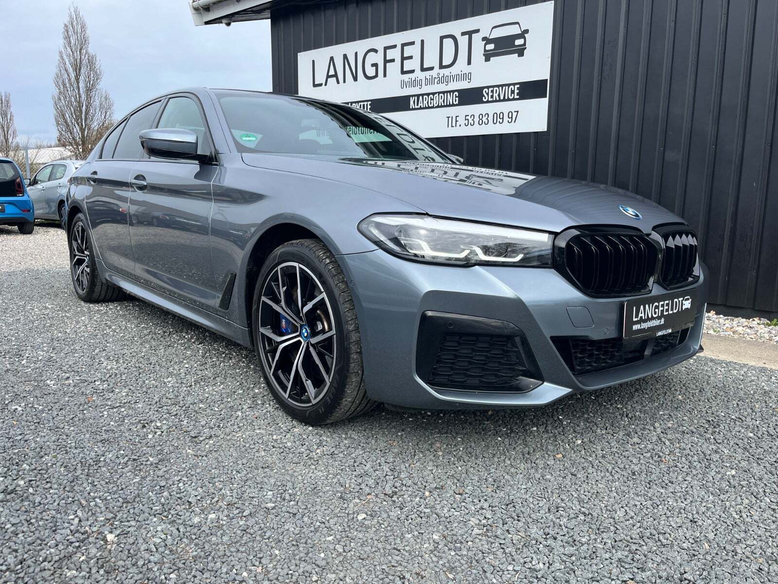 Grå BMW 545e fra 2022