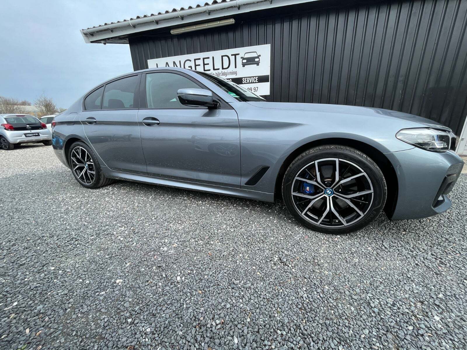 Grå BMW 545e fra 2022