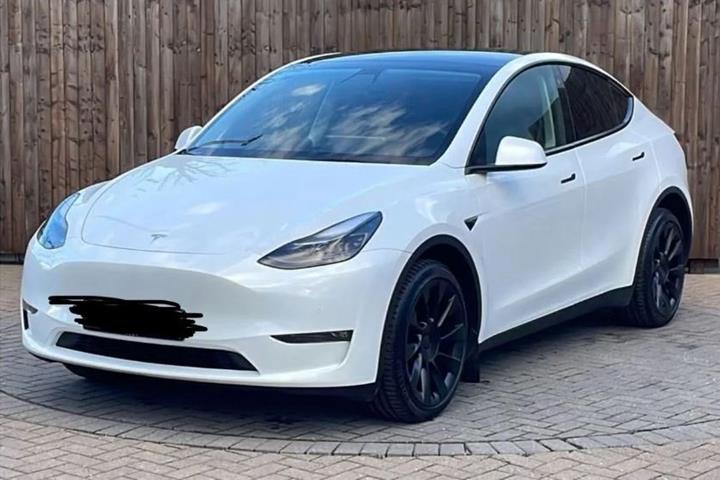 Hvid Tesla Model Y fra 2022