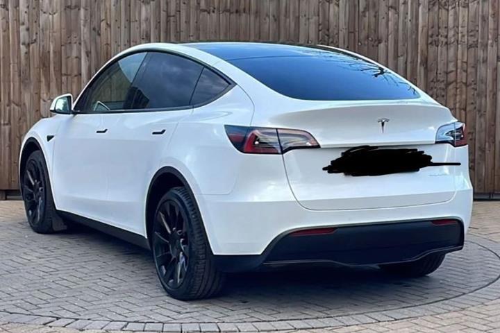 Hvid Tesla Model Y fra 2022