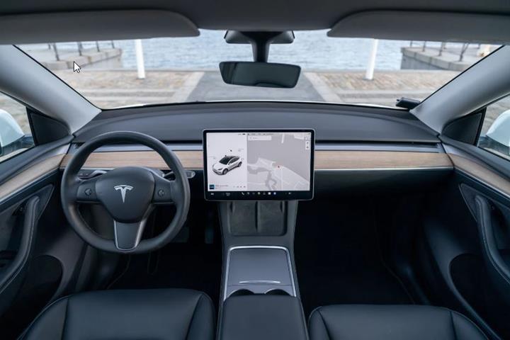 Hvid Tesla Model Y fra 2022