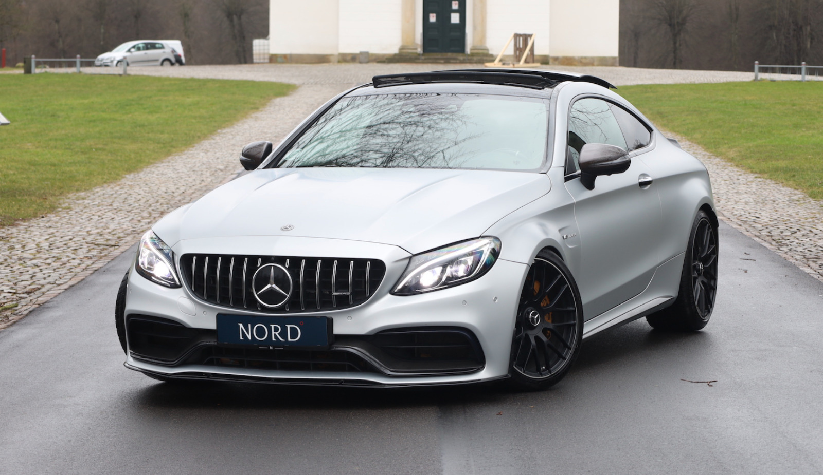 Grå Mercedes C63 fra 2017