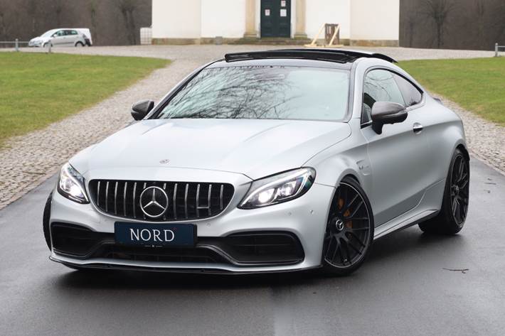 Grå Mercedes C63 fra 2017