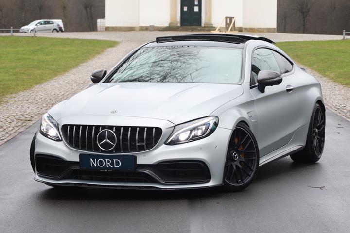 Grå Mercedes C63 fra 2017