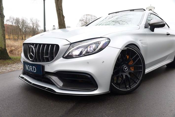 Grå Mercedes C63 fra 2017