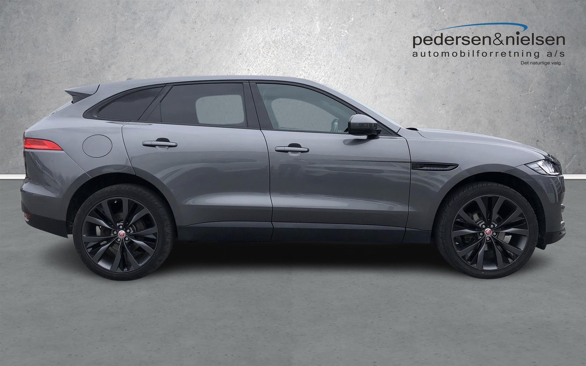 Grå Jaguar F-Pace fra 2016