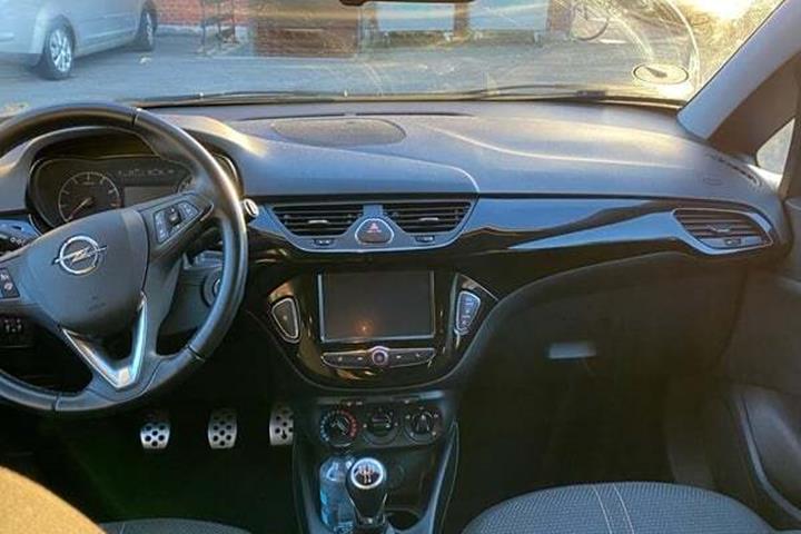 Grå Opel Corsa fra 2018