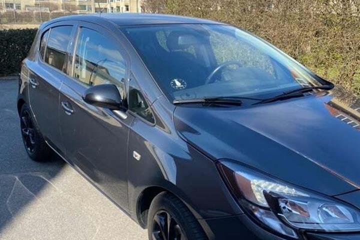 Grå Opel Corsa fra 2018
