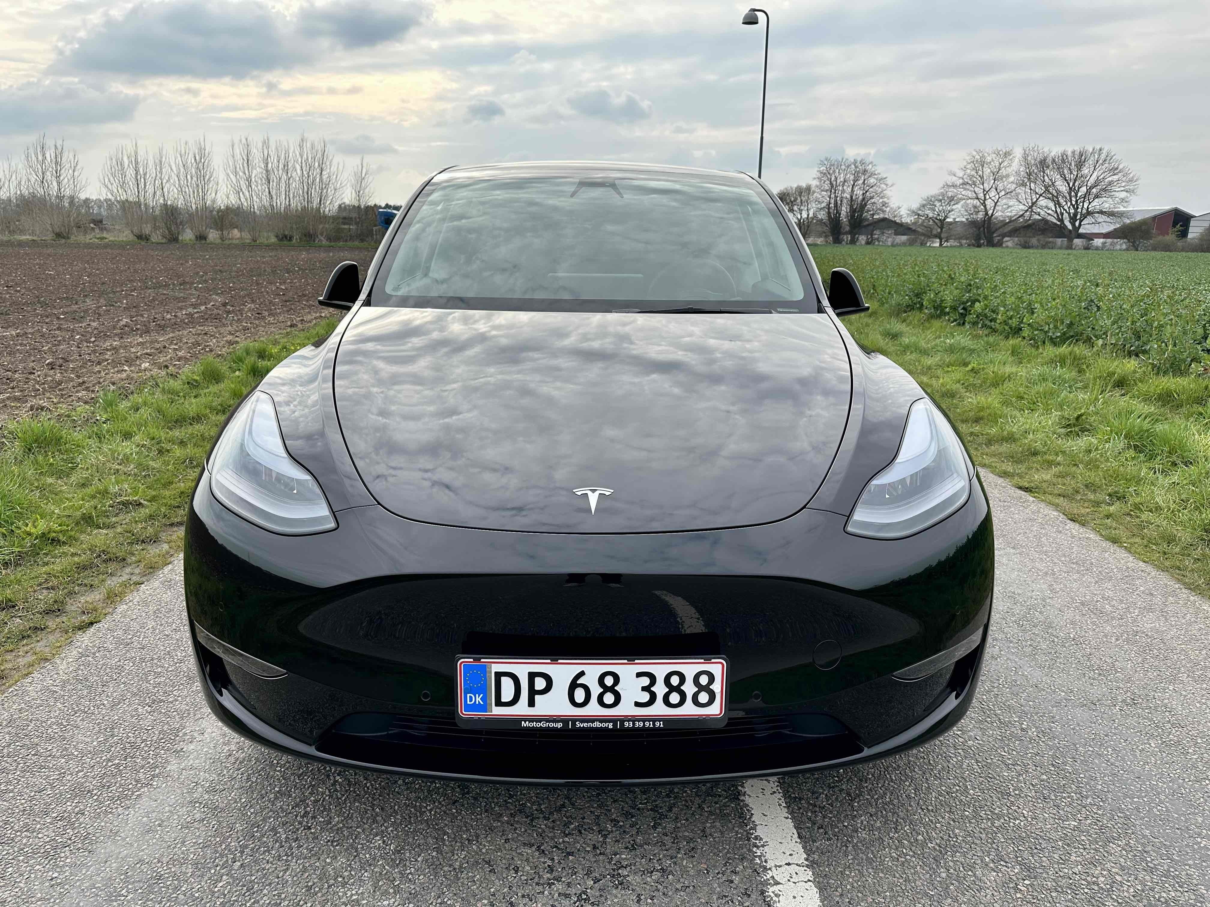Sort Tesla Model Y fra 2022