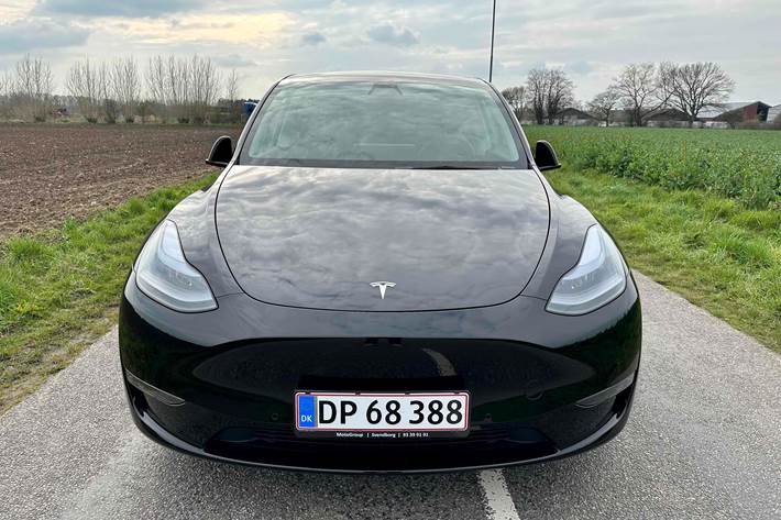 Sort Tesla Model Y fra 2022