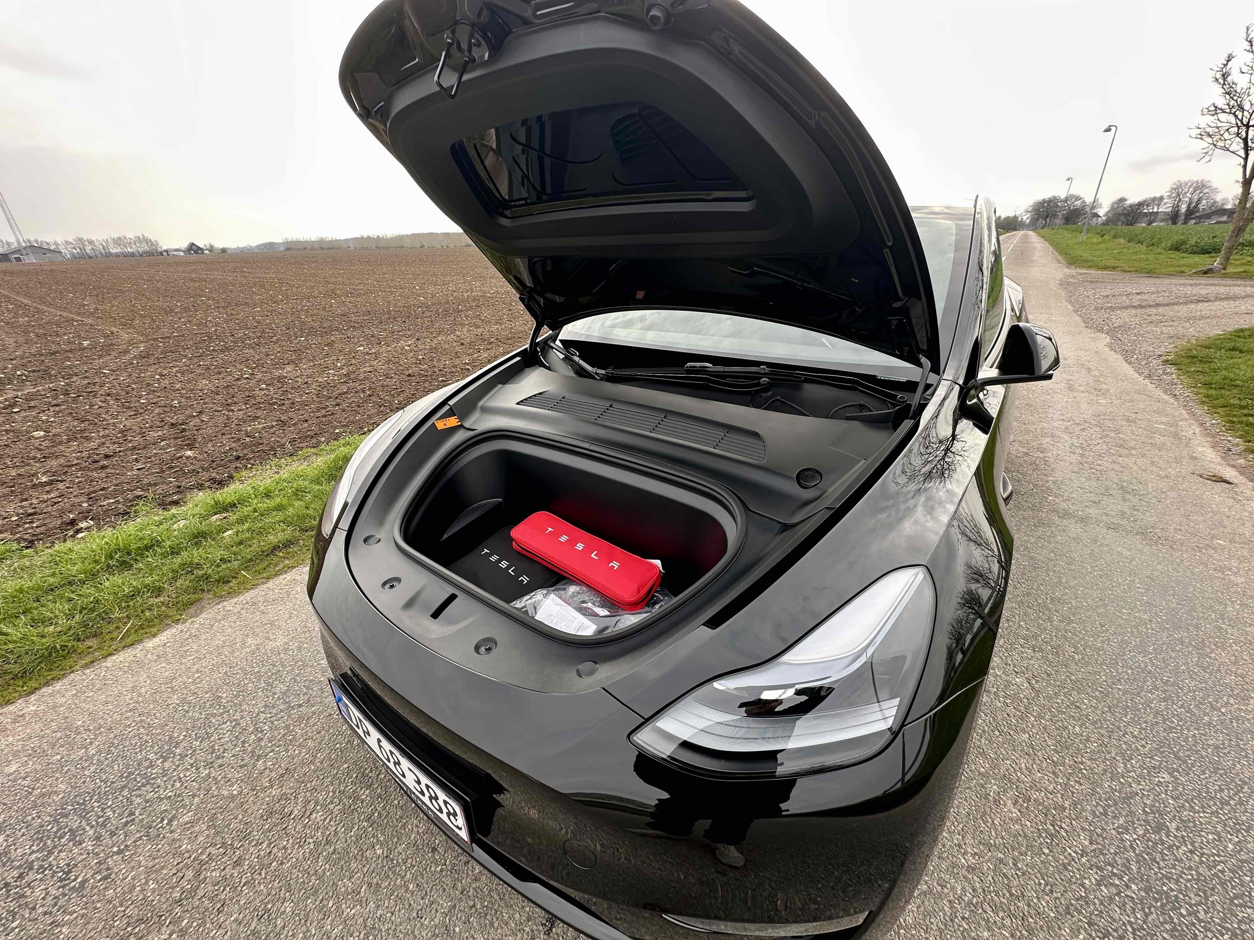 Sort Tesla Model Y fra 2022