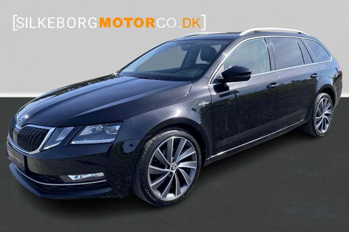 Sort Skoda Octavia fra 2018 set udefra