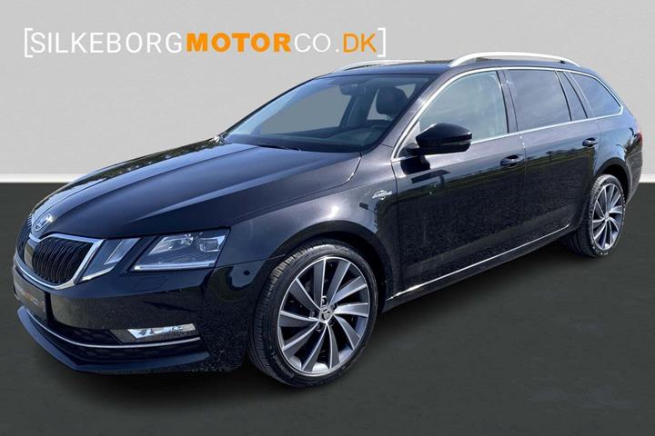 Sort Skoda Octavia fra 2018 set udefra