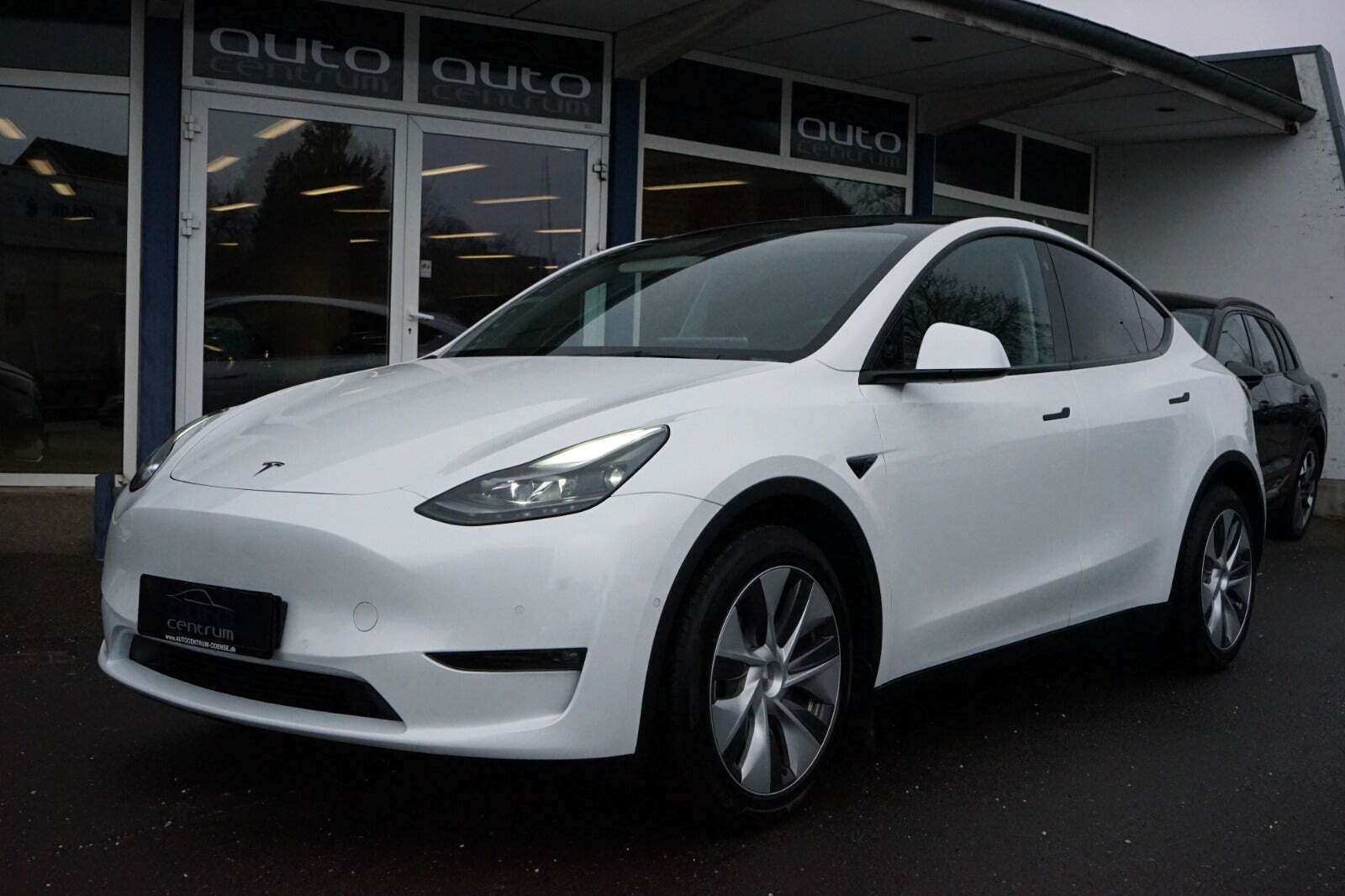 Grå Tesla Model Y fra 2021