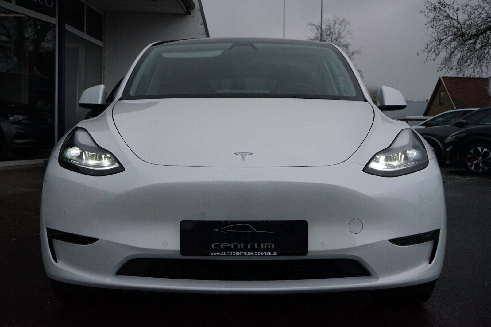 Grå Tesla Model Y fra 2021