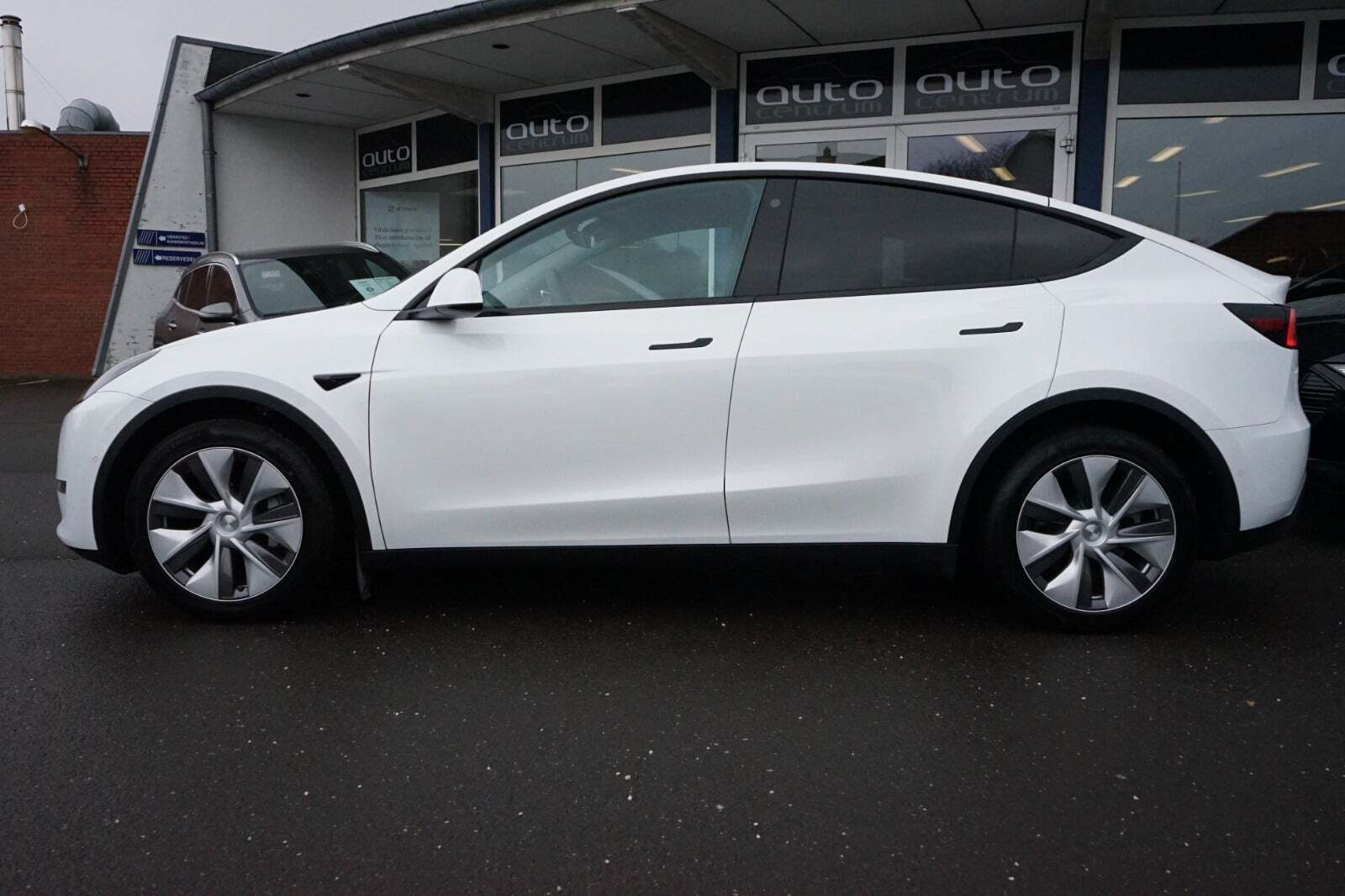 Grå Tesla Model Y fra 2021