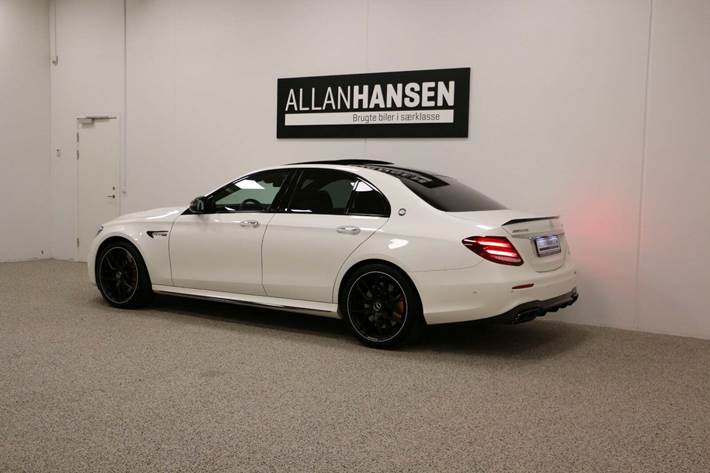 Grå Mercedes E63 fra 2019