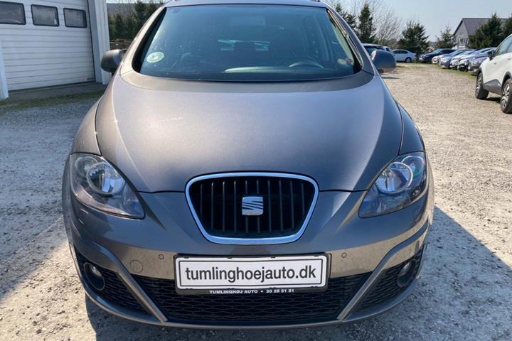Grå Seat Altea XL fra 2015 set udefra