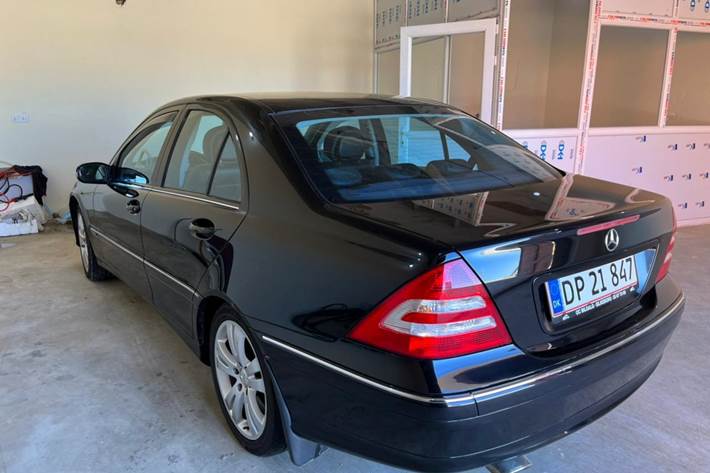Sort Mercedes C180 fra 2004