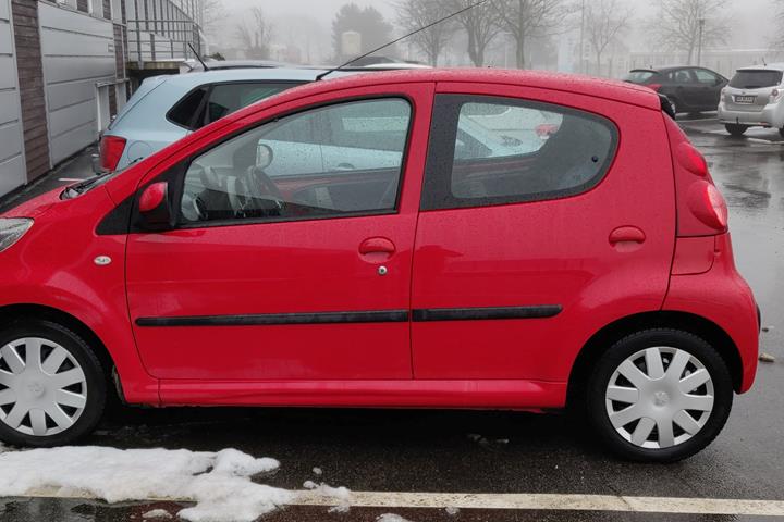 Rød Peugeot 107 fra 2009