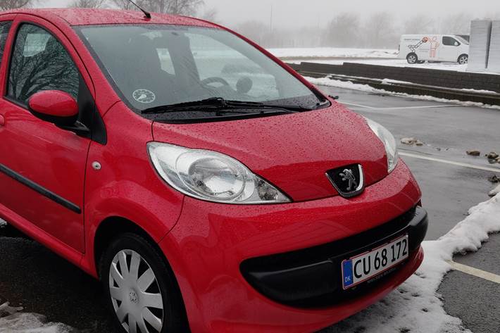 Rød Peugeot 107 fra 2009