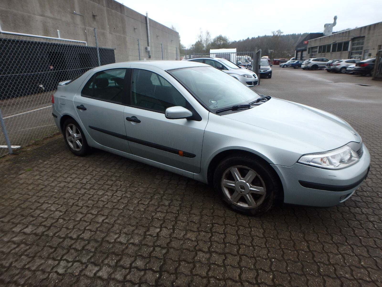 Grå Renault Laguna II fra 2004