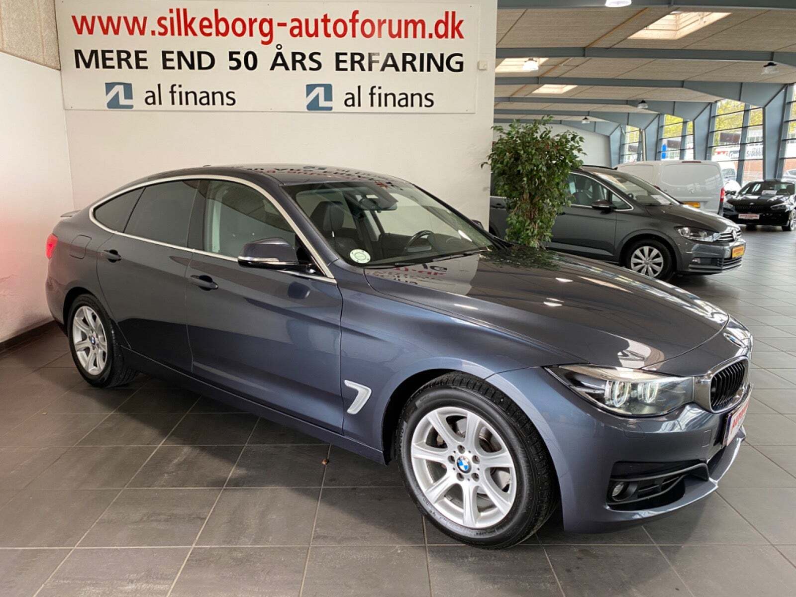 Grå BMW 320d fra 2018