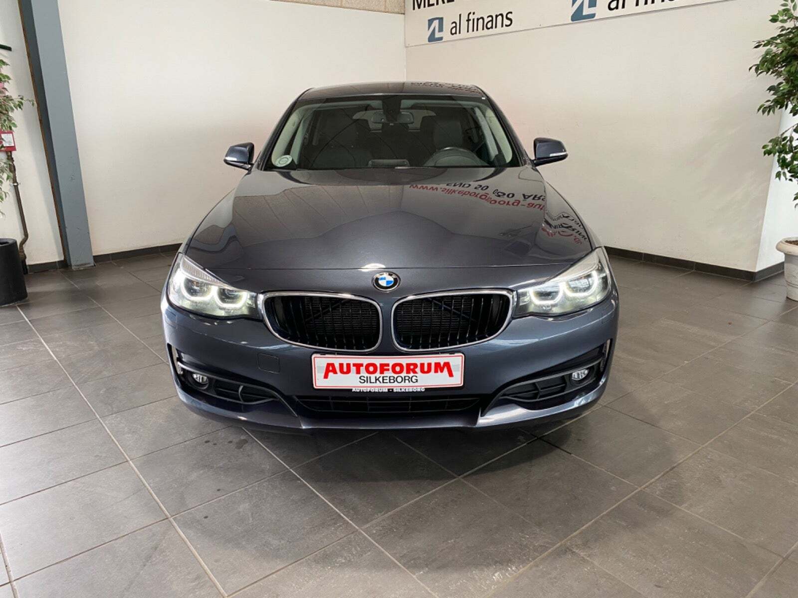 Grå BMW 320d fra 2018